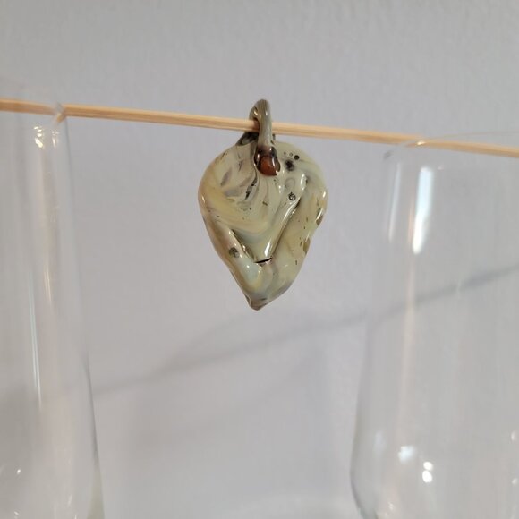 Vagina Pendant Ceramic Handcrafted - Picture 7 of 7